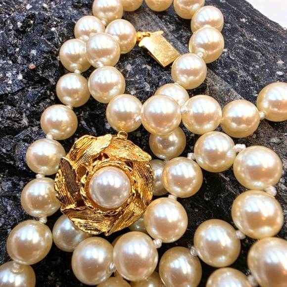 Vintage Cream Faux Pearl Necklace with Double Slide Clasp & Gold Tone Pendant - Picture 9 of 9